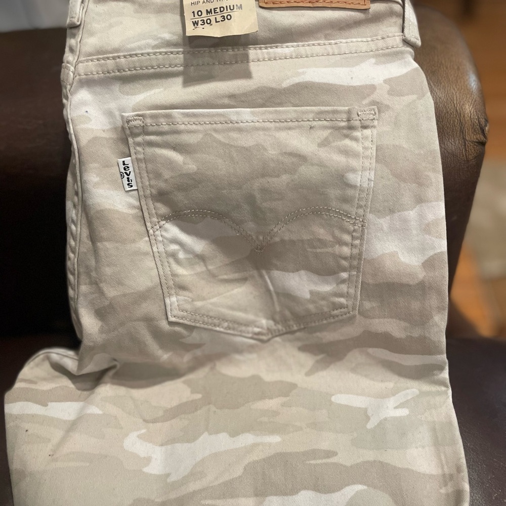 Woman Levi’s  camo
Jeans